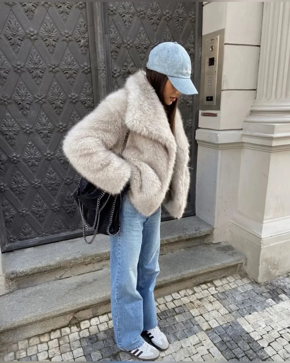 Bruna | Lyxig Kappa i Fuskpäls för Elegans och Värme - Bild 2