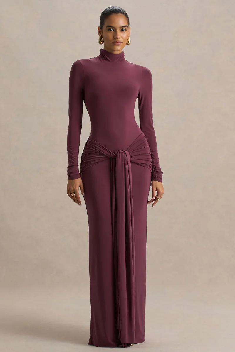Myra | Burgundy långklänning med draperad knytdetalj kring höften - Bild 2
