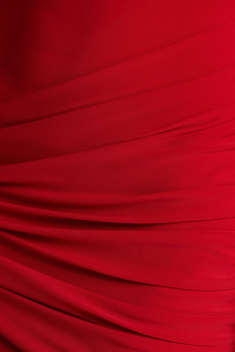Petronia | Röd långklänning med djup halsringning och draperad detalj över höften - Bild 8