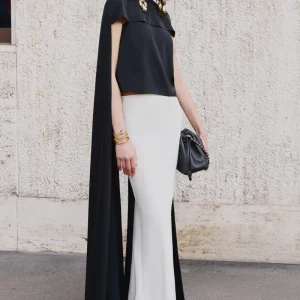 Aetheria | Svart topp i satin med cape
