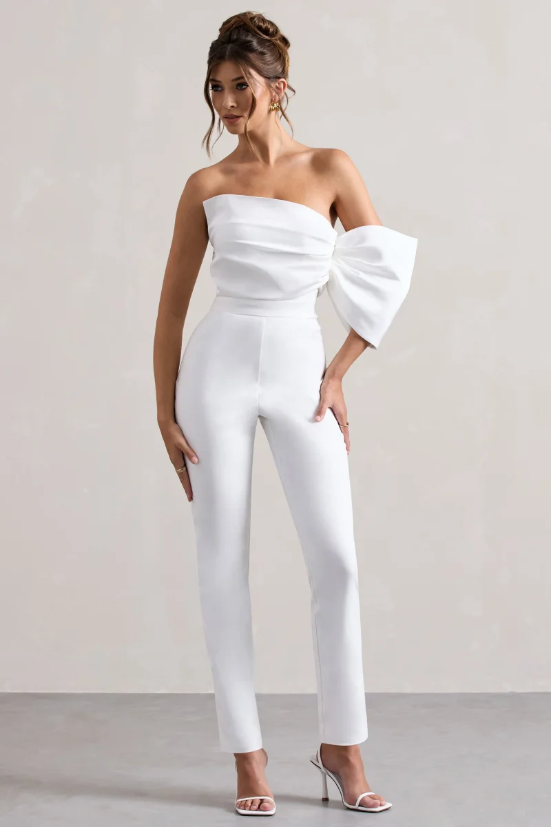 Adabella | Vit byxdress i satin med raka ben - Bild 5