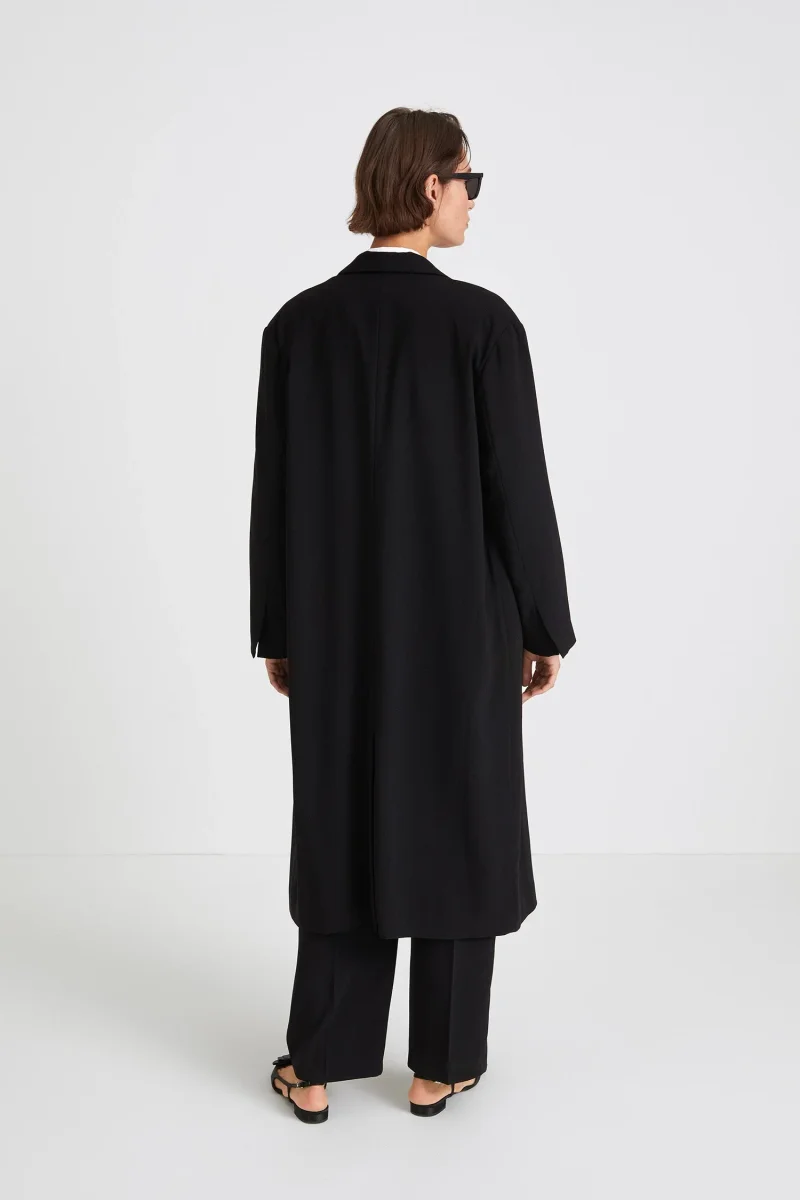Saga | Elegant Dubbelknäppt Kappa i Lyxig Crepe - Bild 4
