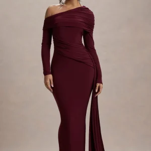 Valina | Burgundy långklänning med asymmetrisk halsringning och draperad detalj över höften