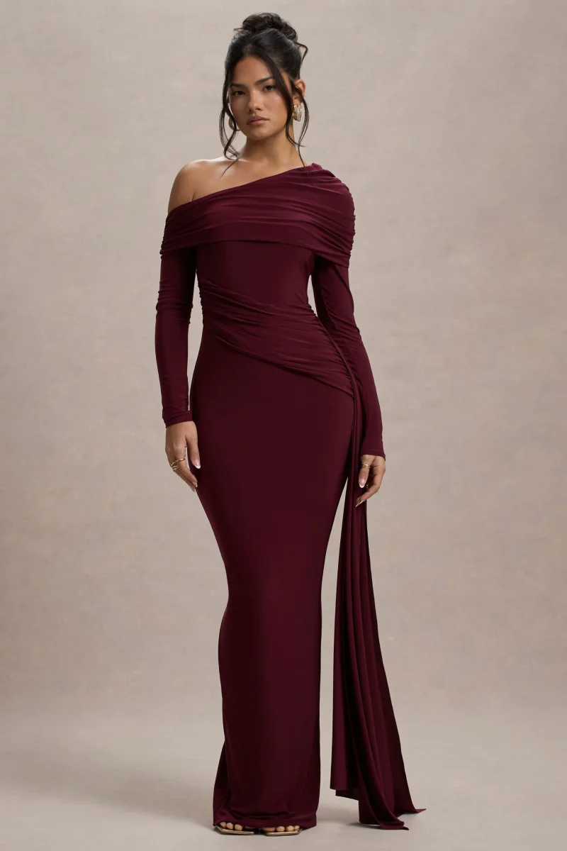 Valina | Burgundy långklänning med asymmetrisk halsringning och draperad detalj över höften