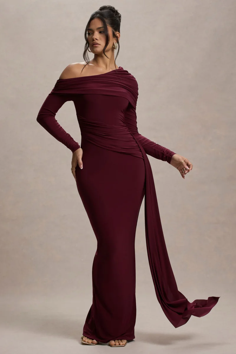 Valina | Burgundy långklänning med asymmetrisk halsringning och draperad detalj över höften - Bild 6