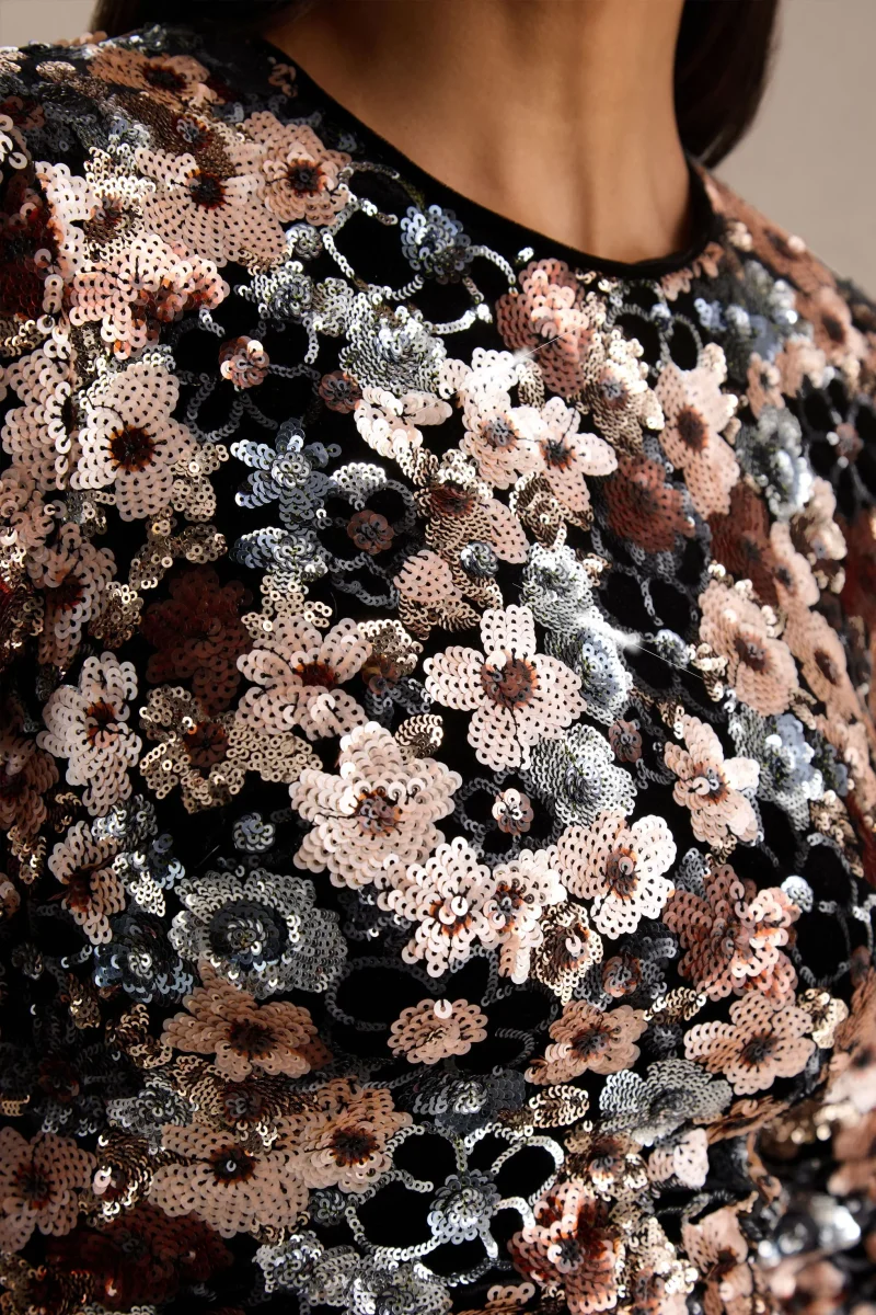 Adaline | Svart miniklänning i sammet med blommonster i paljetter - Bild 7