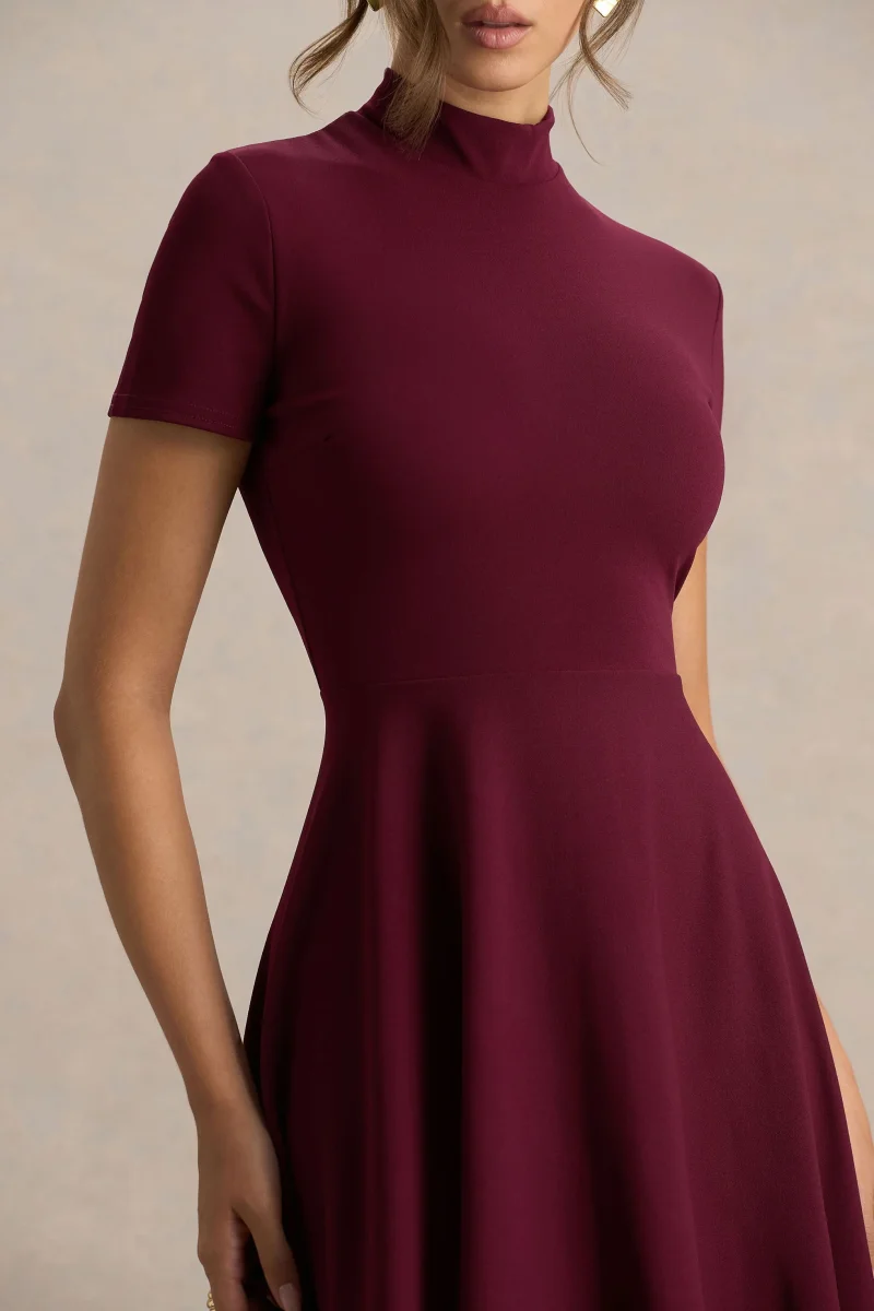 Bellona | Burgundy kortärmad midiklänning med hög hals och high-low-fåll - Bild 6
