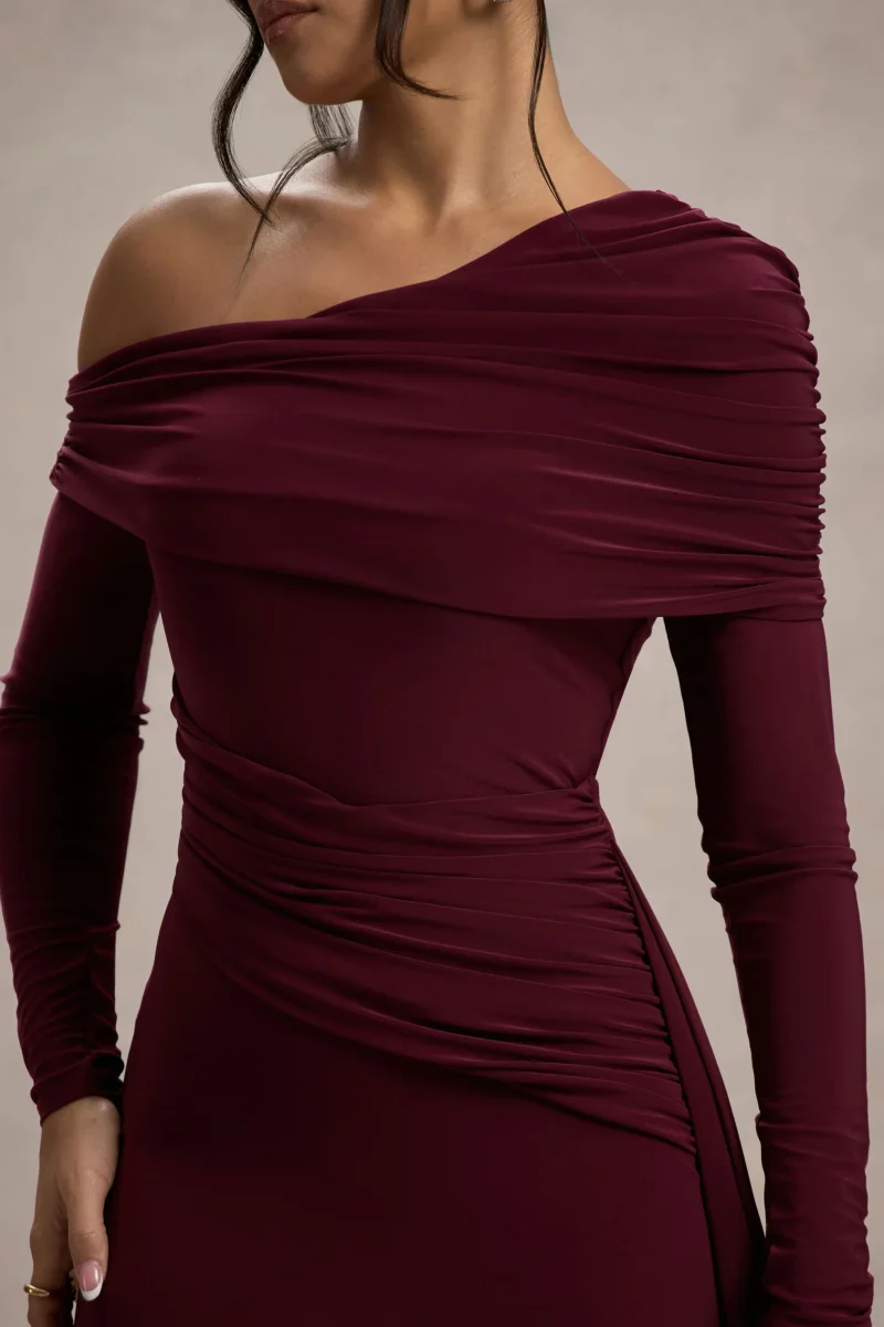 Valina | Burgundy långklänning med asymmetrisk halsringning och draperad detalj över höften - Bild 7
