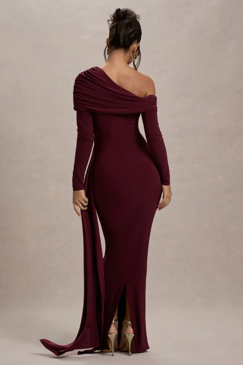 Valina | Burgundy långklänning med asymmetrisk halsringning och draperad detalj över höften - Bild 3